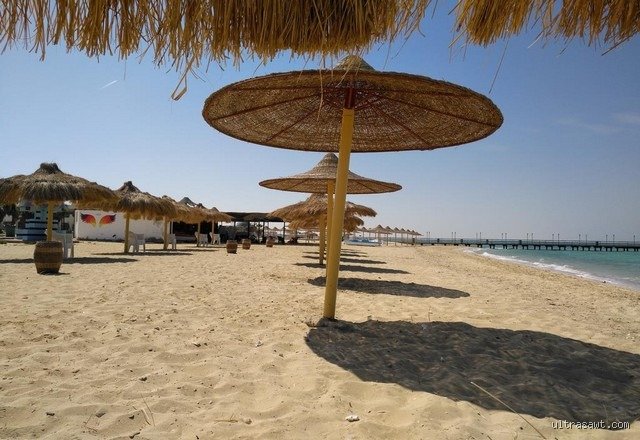 سحر الساحل الفيروزي: الجيولوجيا والتاريخ المتأصل في شواطئ العاصمة الجزائرية