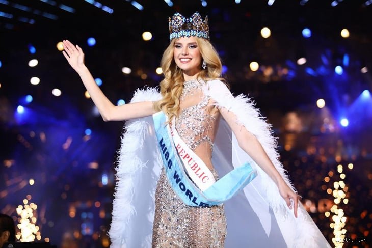 ما هي اللغات التي تتحدثها كريستينا بيزكوفا؟ أسرار ملكة جمال العالم وملكة اللغات