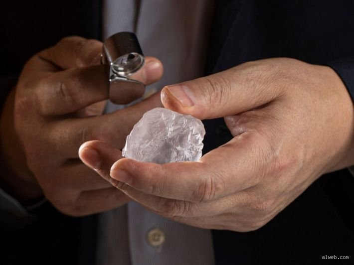 ما هو الألماس الأصلي؟ دليلك لفك شفرة الحجر الأكثر إثارة للجدل