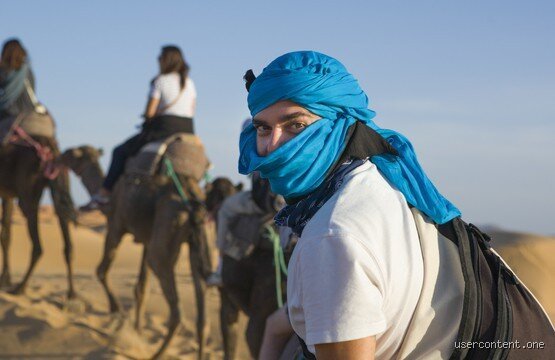 هل يُسمح للنساء بارتداء السراويل القصيرة في مراكش؟ دليل التوازن بين الأناقة والتقاليد