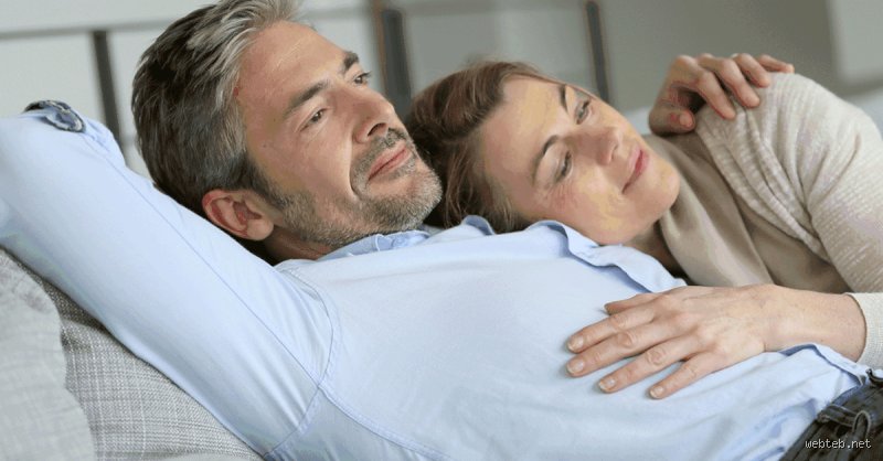 في أي عمر يتوقف معظم الأزواج المتزوجين عن ممارسة العلاقة الحميمة؟ الحقيقة خلف الأرقام المغلقة