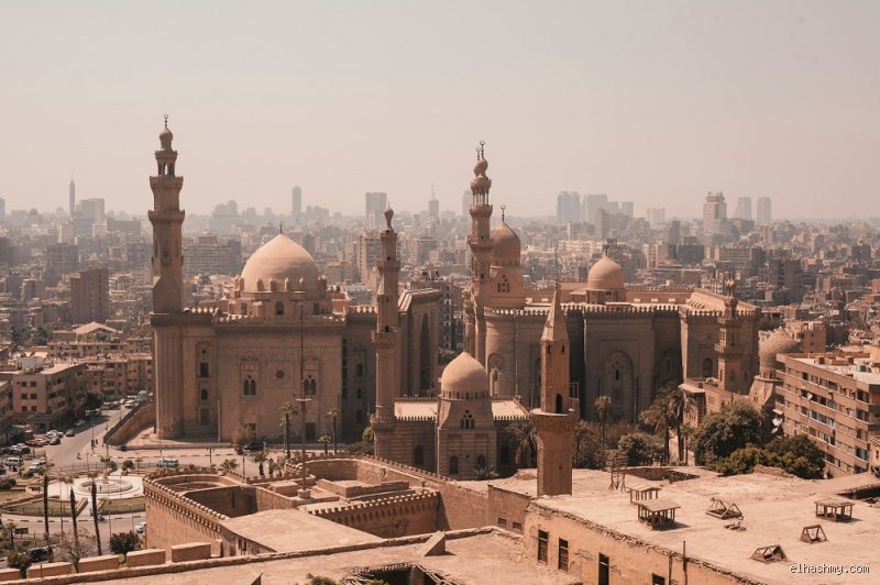 هل القاهرة آمنة للمغتربين؟ دليل الواقع بعيداً عن كليشيهات السياحة