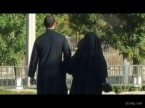 هل يجوز مسك يد زوجتي في الشارع؟ بين دفء المودة وحسابات العرف والشرع