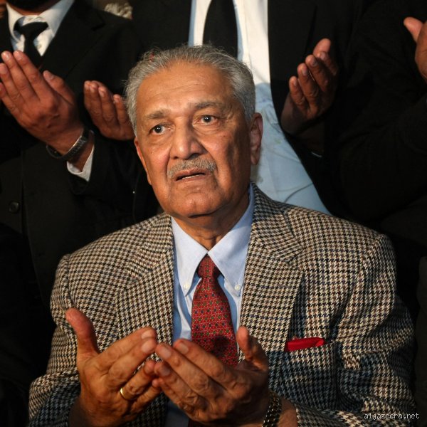 من ساعد باكستان في النووي؟