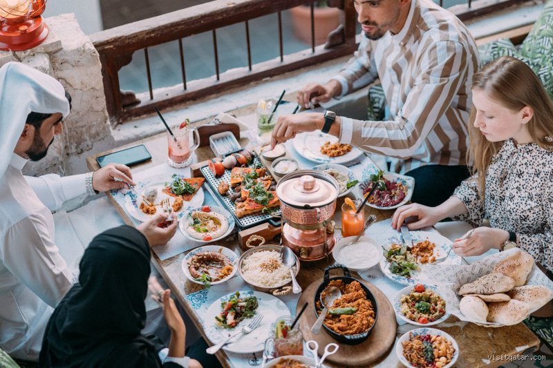 لماذا لا يمكنك تناول الطعام في قطر؟ الجوانب الخفية وراء التكلفة والوفرة