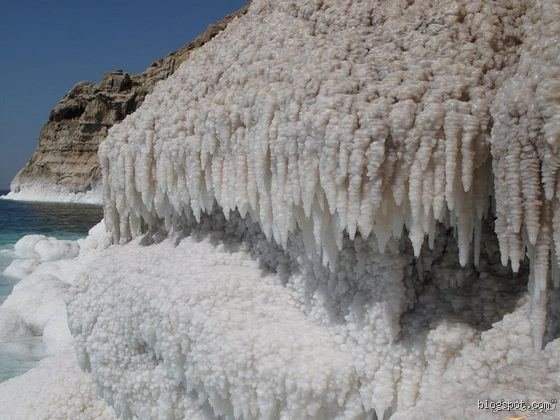 ما هو البحر الذي لا يمكن الغرق فيه؟ أسرار البحيرة الميتة التي تتحدى قوانين الطبيعة