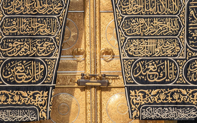 كم من الذهب يوجد في الكعبة؟ أسرار المعدن النفيس في قلب مكة