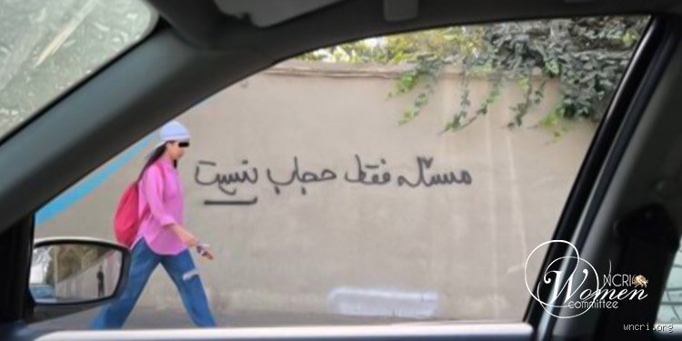 هل من الإلزامي على المرأة تغطية شعرها؟ تفكيك الجدل الفقهي والتاريخي