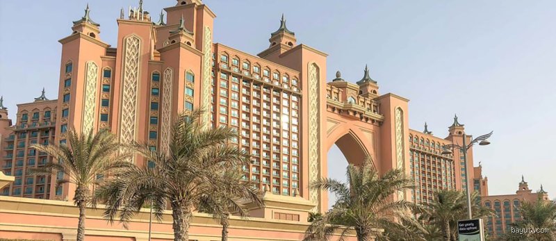 سر الرمال الملونة: ما هو الفندق الوردي في دبي وما الذي يخفيه خلف جدرانه؟