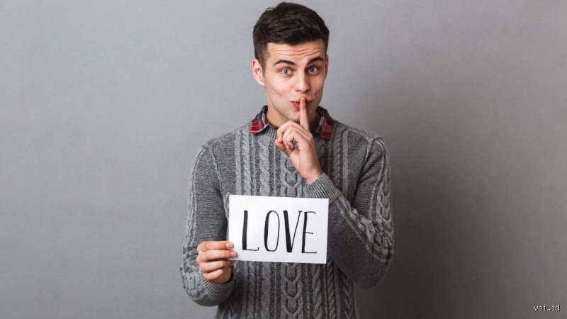 The article is in Arabic about "كيف يبدو الإعجاب؟" (What does attraction/liking look like)