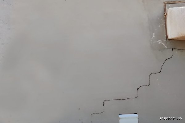 هل طبيعي تشققات الجدار في بداية السكن؟ الحقيقة الصادمة وراء جدران منزلك الجديد