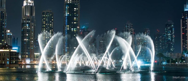 هل الخروج ليلاً في دبي آمن؟ استكشاف الحقيقة خلف الأضواء البراقة