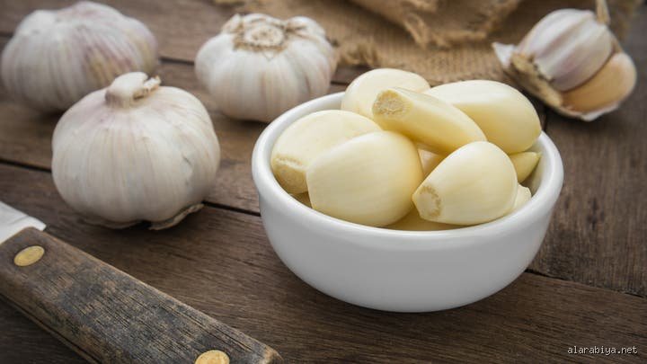 كم فص ثوم ينبغي أن يأكله الرجل يومياً؟ الدليل الطبي والجرعة الآمنة