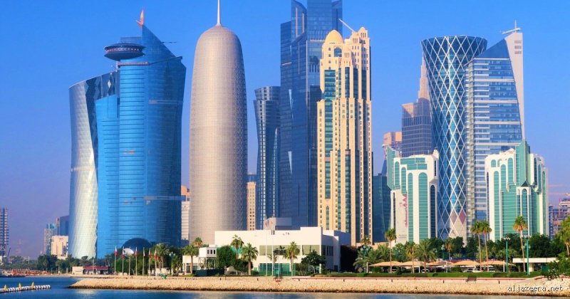 الحقيقة حول كيف هي الحياة في قطر: ما وراء ناطحات السحاب والرمال الذهبية