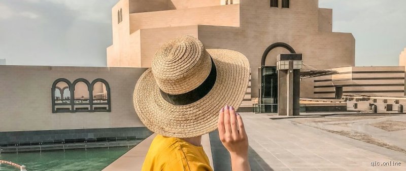 هل يُسمح للمرأة بالسير بمفردها في الدوحة؟ دليل الأمان والواقع الميداني