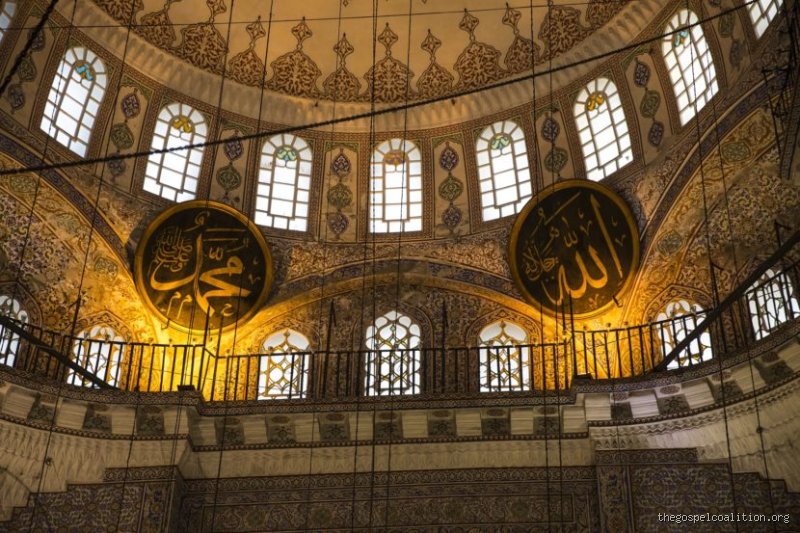 هل قال البابا إن المسلمين يعبدون نفس الإله؟ الحقيقة وراء الجدل