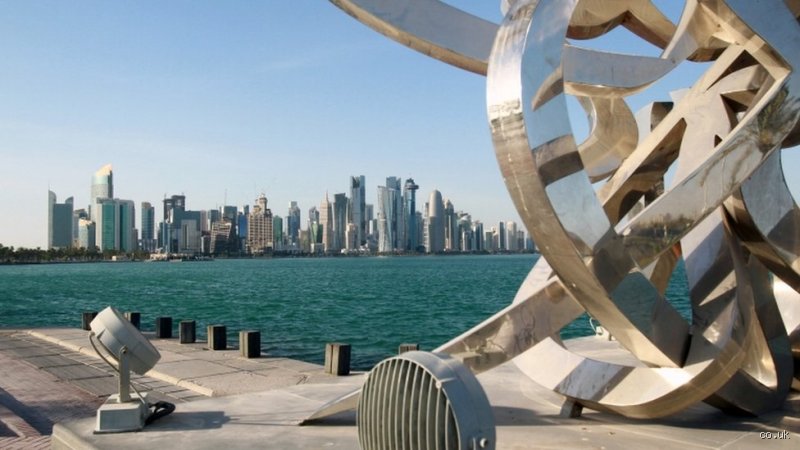 هل قطر ودودة للأجانب؟ تشريح واقعي للحياة في شبه الجزيرة الخليجية
