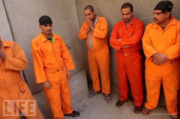 ماذا يعني اللون البرتقالي في السجن؟ دلالات بصرية خلف الأسوار الحديدية