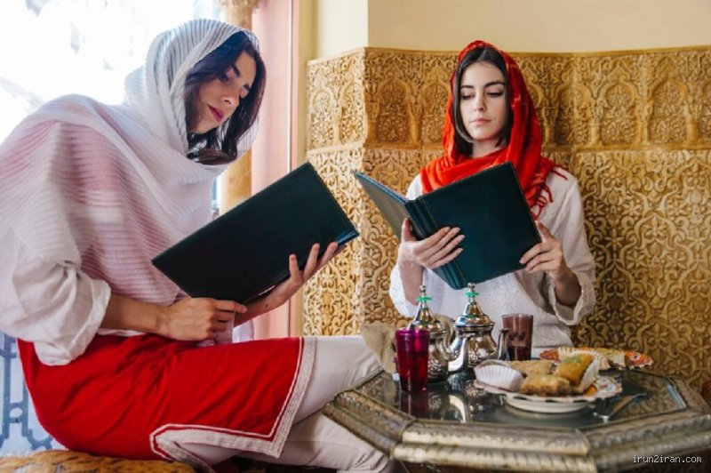 هل يُسمح للأزواج بالتقبيل في الأماكن العامة في إيران؟