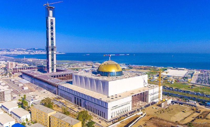 عمارة الأرض والسماء: قصة أكبر ثلاث جوامع في العالم وهندستها التي لا تتكرر