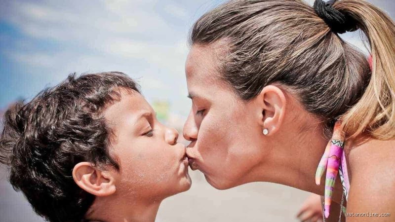 في أي سن يُسمح للولد بتقبيل الفتاة؟ تفكيك التابو الاجتماعي والتربوي