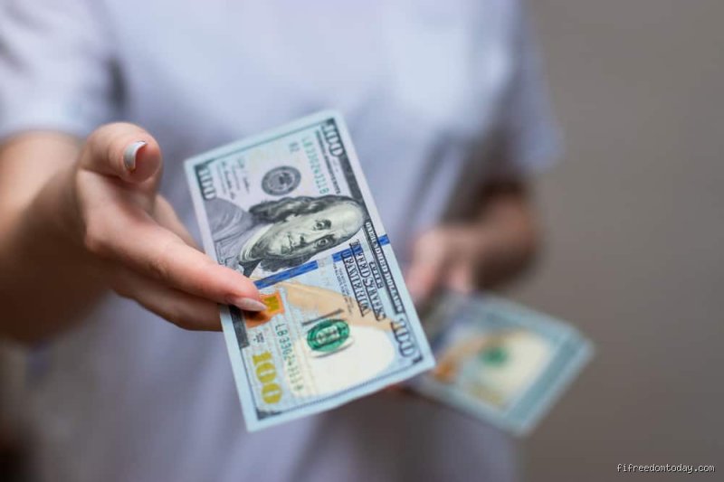 كيف تستثمر 100 دولار لتحقيق عائد سريع في سوق متقلب؟