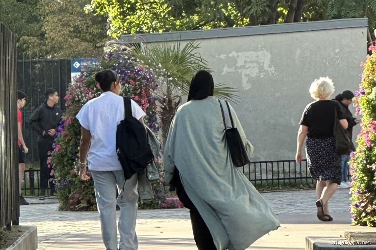 لماذا تم حظر العباءة في فرنسا؟ القصة الكاملة خلف قماش أثار زلزالاً سياسياً