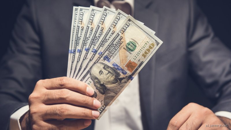ما هي الطريقة الأكثر أماناً لنقل الأموال إلى الخارج؟ إليك الدليل الواقعي
