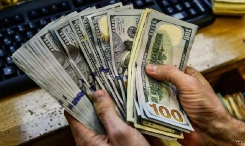 ماذا يحدث إذا سافرت ومعي أكثر من 10000 دولار؟ دليل النجاة من فخاخ الجمارك