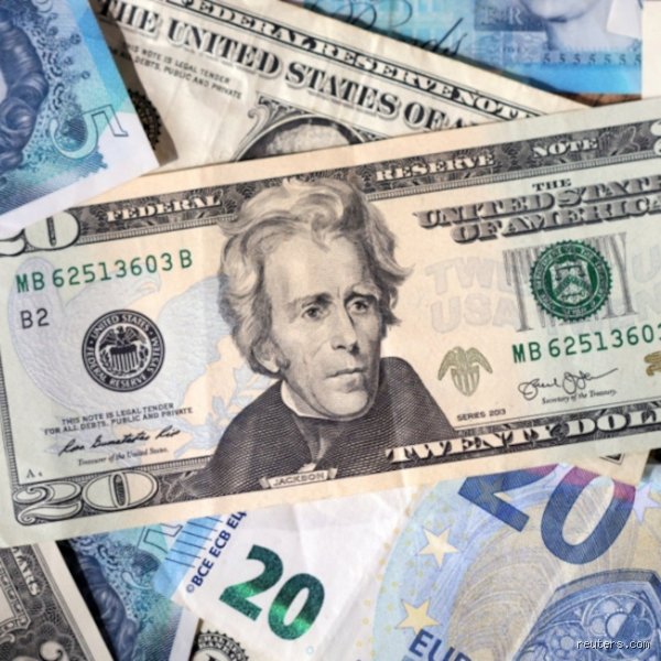 هل الدولار قوي في أوروبا حالياً؟ الحقيقة وراء ورقة الـ 100 الخضراء في القارة العجوز