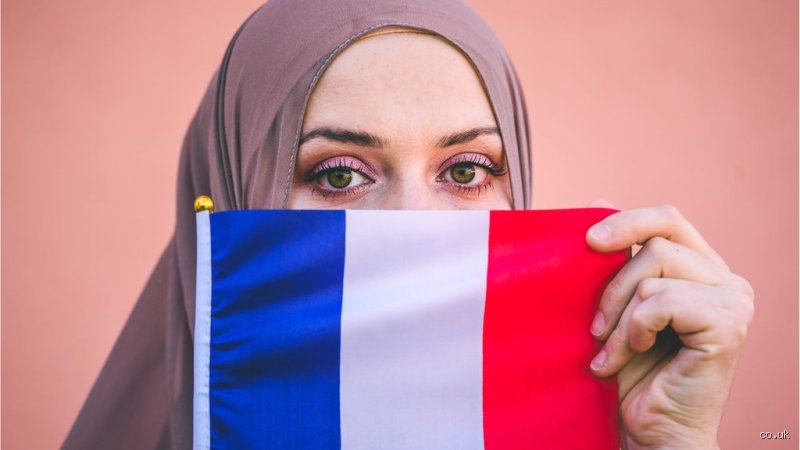 هل فرنسا ودودة تجاه المسلمين؟ قصة العلمانية حين تصطدم بالمآذن