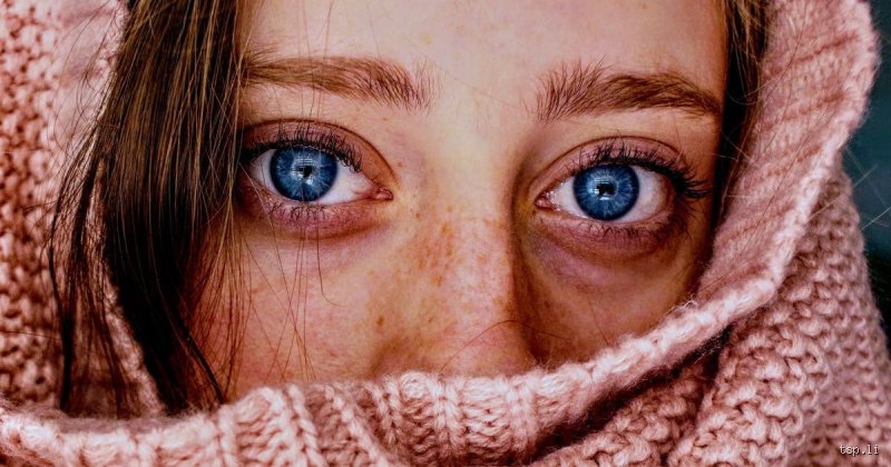 سحر النظرة وثمنها: هل هناك جانب سلبي لامتلاك عيون زرقاء في عالمنا اليوم؟