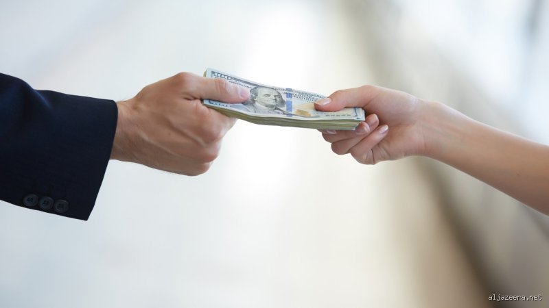 هل يُعتبر راتب 15000 دولار راتباً جيداً في أبو ظبي؟ دليل الرفاهية والواقع الرقمي