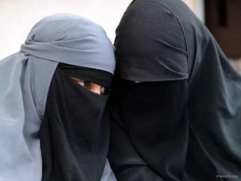 هل يُعدّ تغطية الوجه في الأماكن العامة في فرنسا أمراً غير قانوني؟